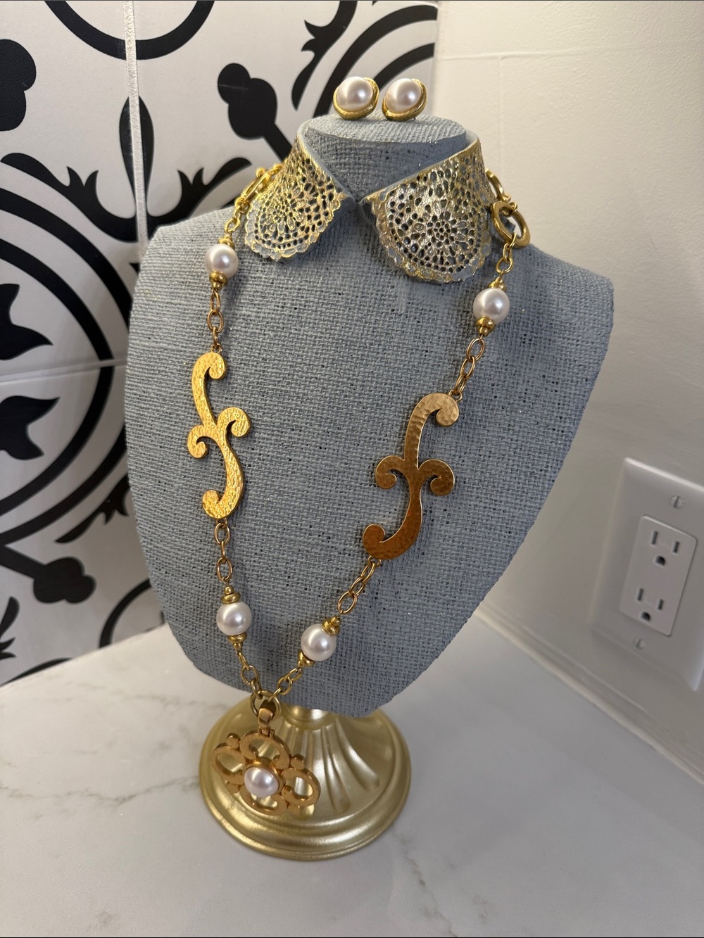 EUC Gold Toned Brighton Contempo Cloverleaf Pendant Necklace and Earring Set - Picture 2 of 10